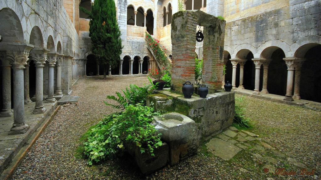 Esta es la única comunidad benedictina femenina de Cataluña que reside en el mismo lugar donde nació en el siglo XI, el Monestir de Sant Daniel