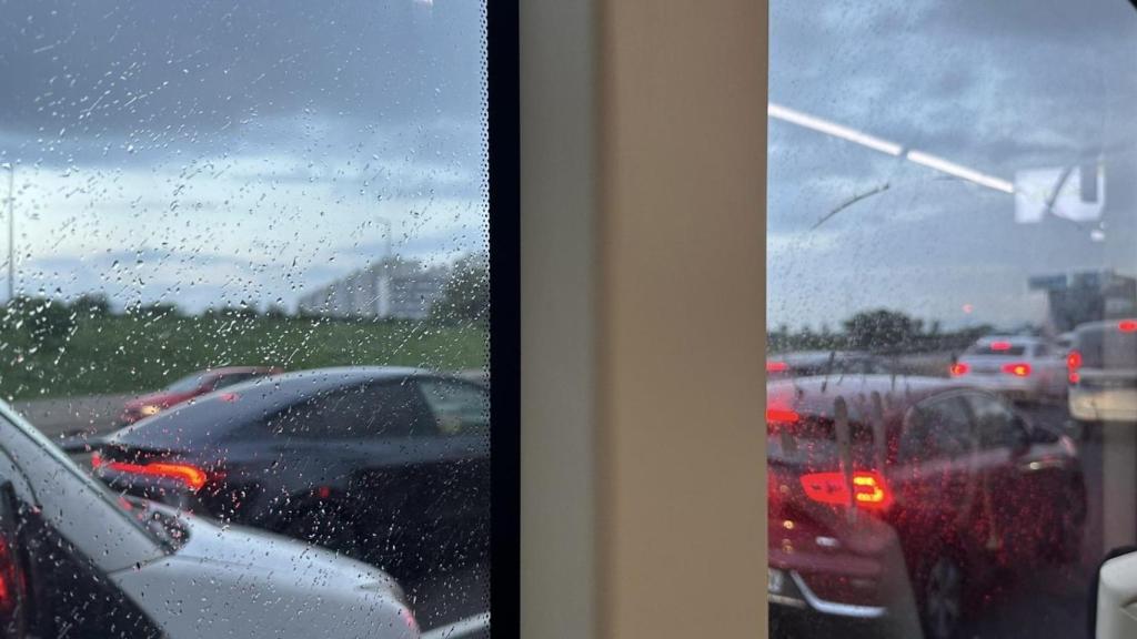 Una imagen del tráfico en la C-32 a primera hora de la mañana visto desde el interior de un autobús exprés