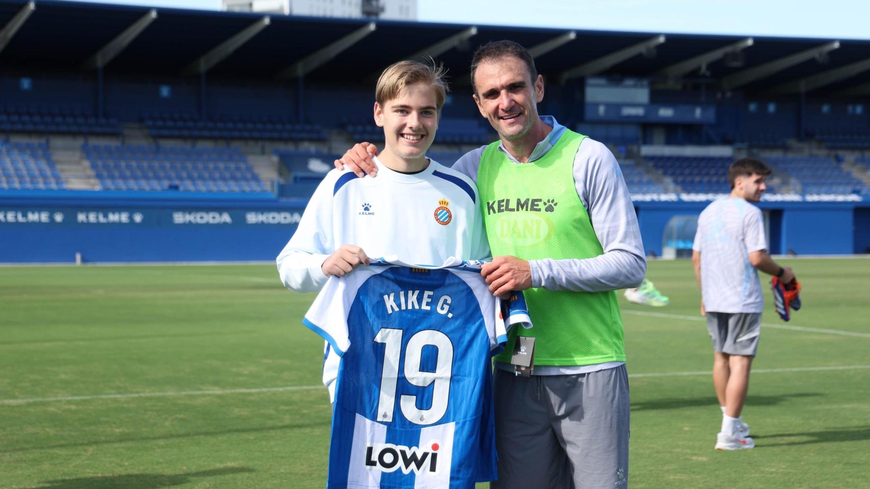 Kike García, futbolista del Espanyol, y Hugo, el joven que sufrió un paro cardiaco