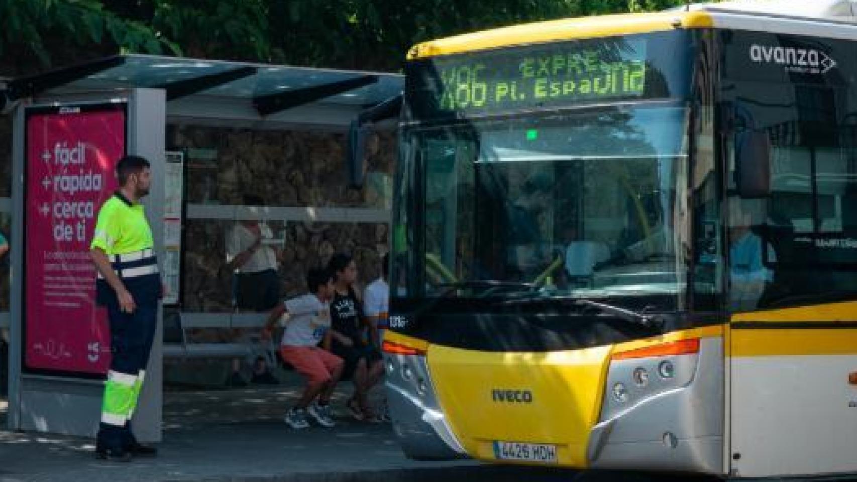 Un autobús exprés en Viladecans