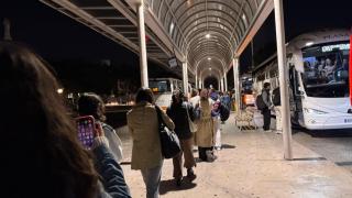 Vecinos de Vilanova i la Geltrú en la cola para acceder a los buses e15.1/ e15.2