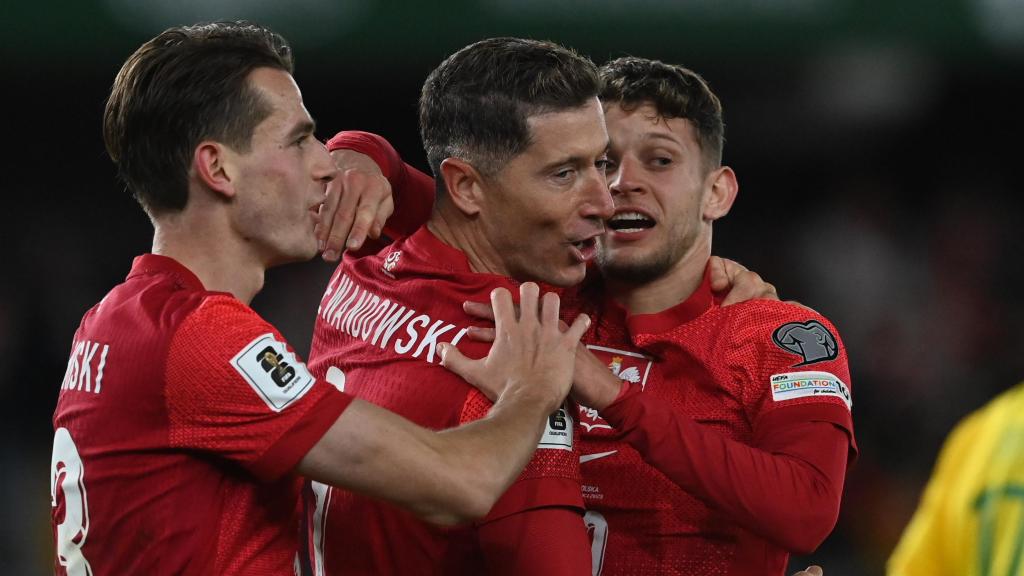Robert Lewandowski celebra su gol en el Lituania-Polonia