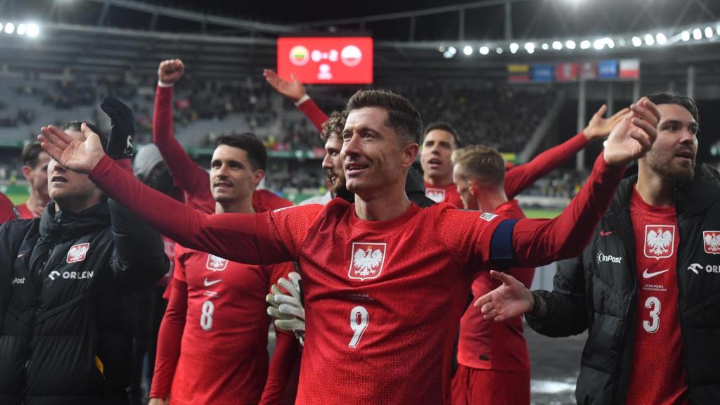 Robert Lewandowski festeja el triunfo con Polonia ante Lituania