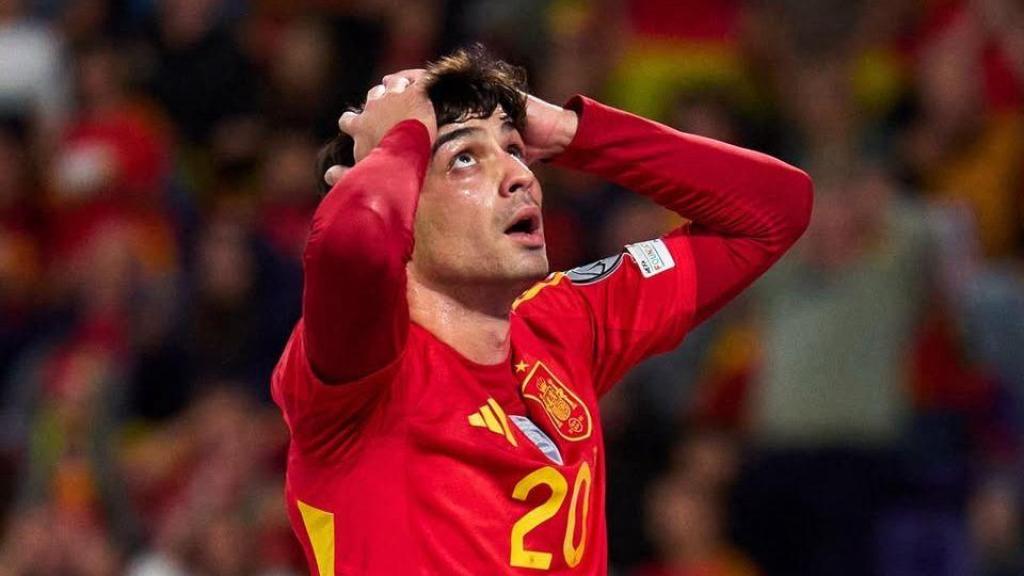 Pedri es lamenta després del seu tir al pal en l'Espanya-Bulgària de la classificació al Mundial 2026