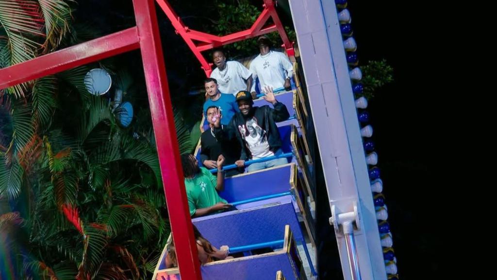 Vinicius Jr se monta en una atracción en su fiesta de cumpleaños