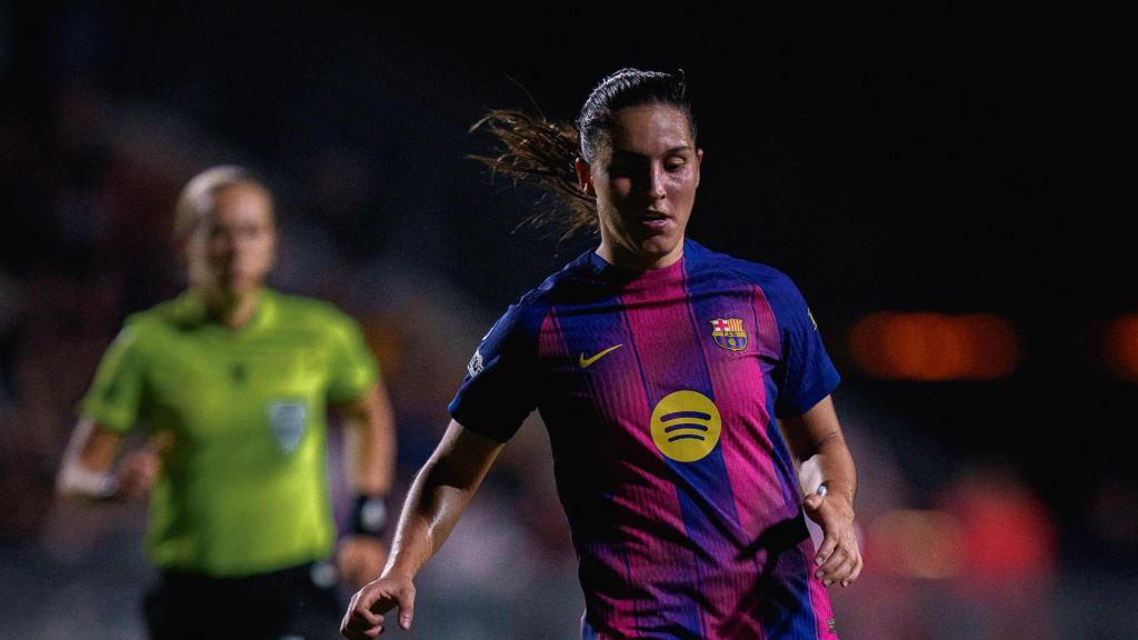 Kika Nazareth conduce el balón en el Roma-Barça Femenino