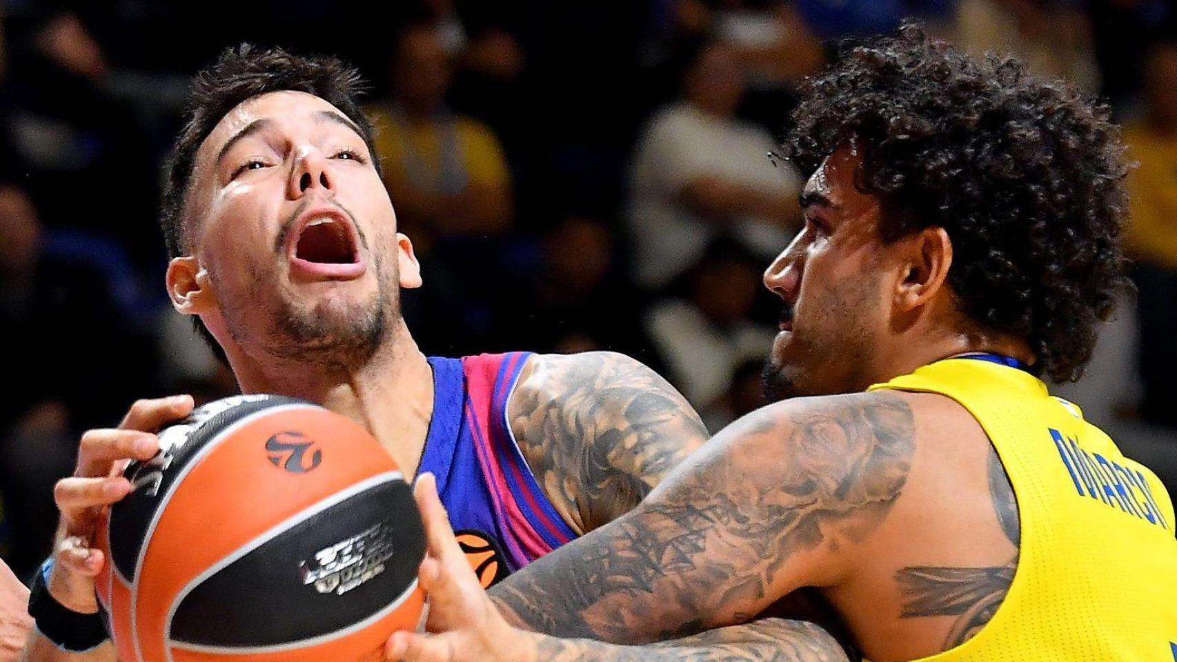 Willy Hernangómez lucha por el balón en el Maccabi Tel Aviv-Barça de basket de la Euroliga