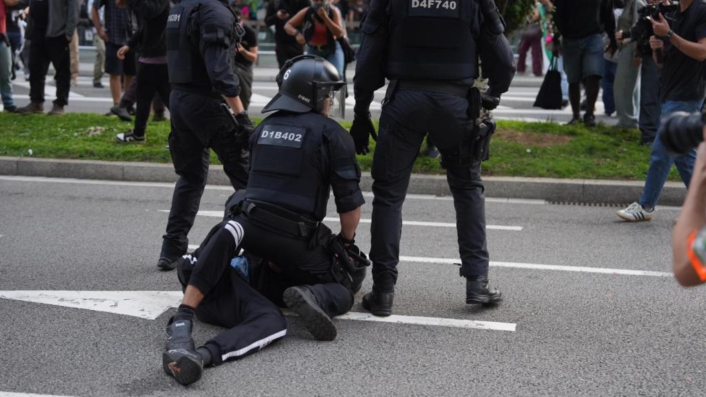 Agentes de los Mossos d'Esquadra retienen a un manifestante en Barcelona durante la manifestación de este miércoles 15 de octubre