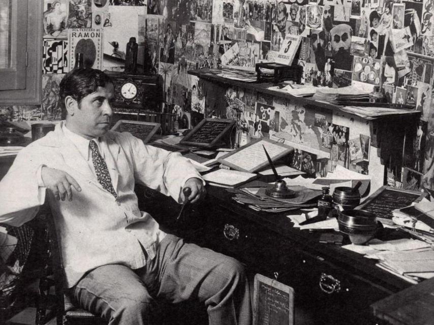Ramón Gómez de la Serna en su gabinete literario