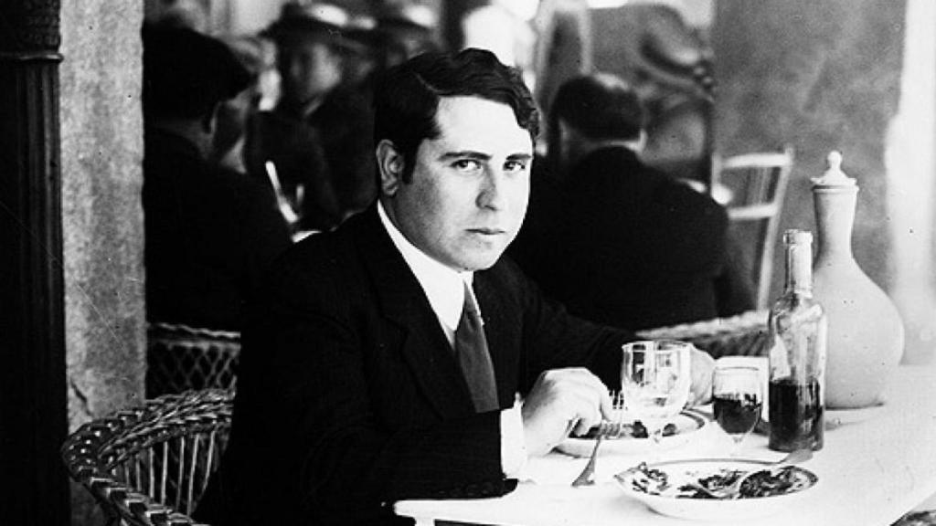 Ramón Gómez de la Serna en una terraza de Madrid durante los años treinta