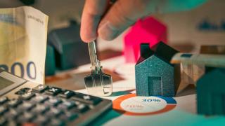 Llave, dinero y calculadora