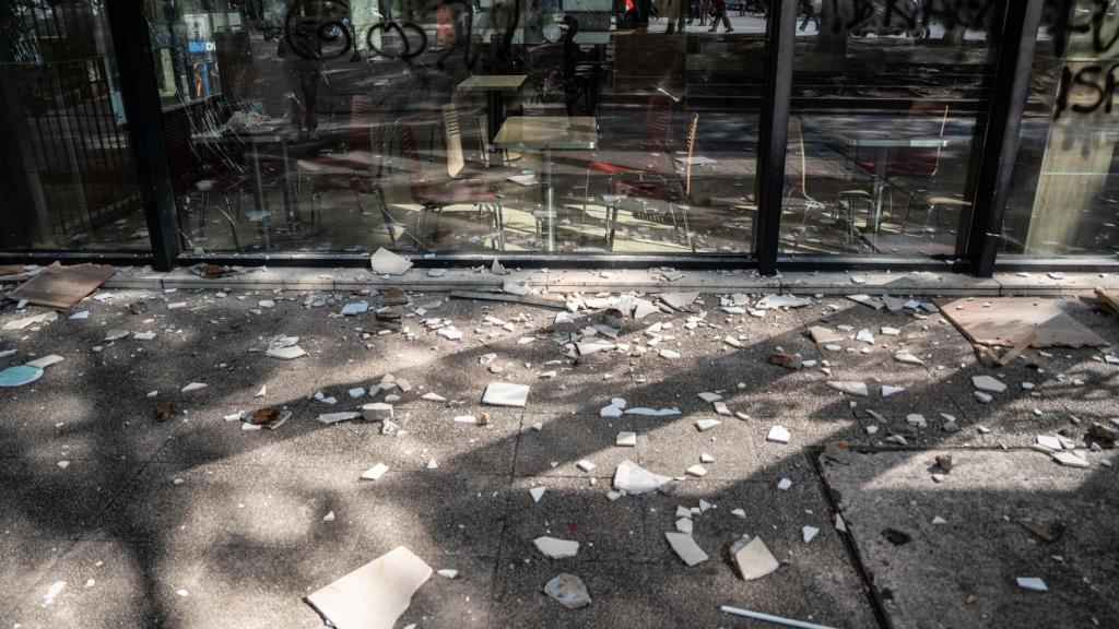 La entrada del Burger King de la calle Tarragona de Barcelona tras ser apedreada por manifestantes de la marcha por Palestina