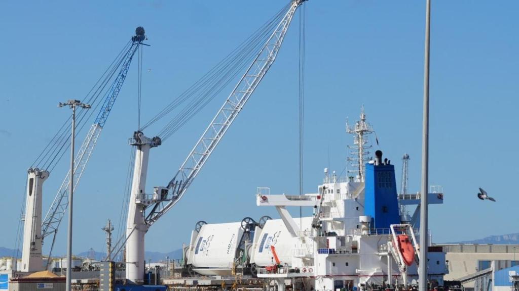 El primer buque de carga del mundo propulsado con tecnología eólica en Tarragona