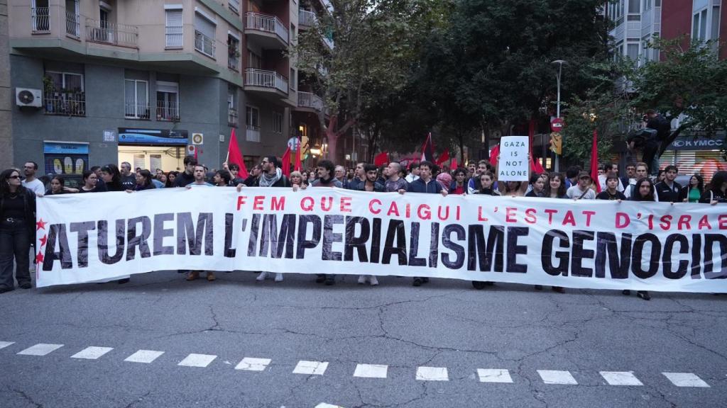 Los manifestantes cantan proclamas como 'Viva viva viva la lucha Palestina' y 'Las tierras robadas serán recuperadas'
