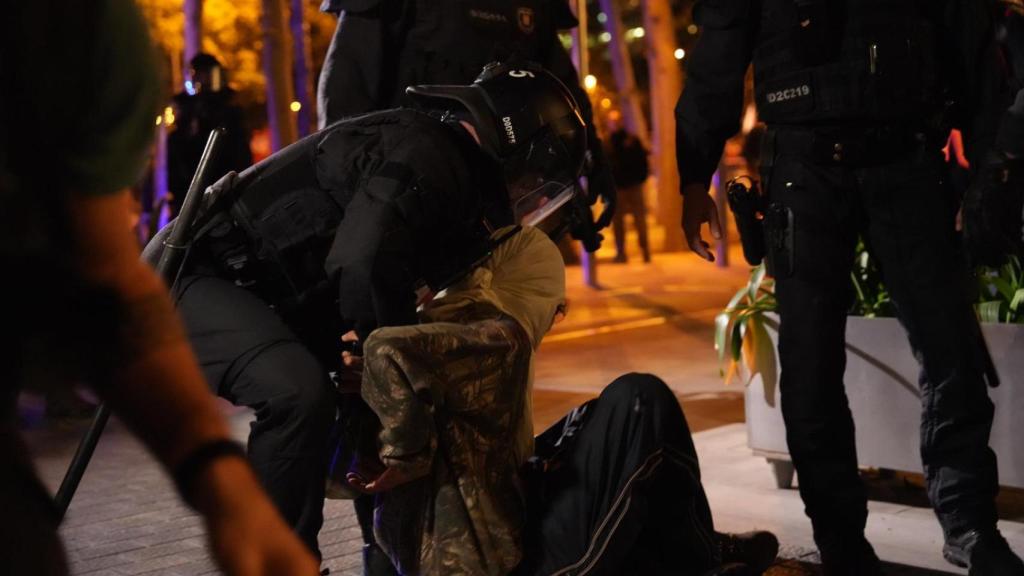 Momento de una de las detenciones durante la manifestación de este miércoles 15 de octubre en Barcelona