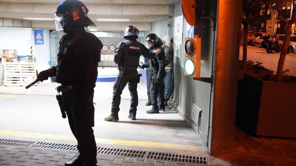 Agentes de la Brimo con uno de los detenidos durante la manifestación propalestina en Barcelona, a 15 de octubre de 2025