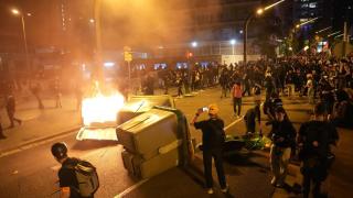 Varios contenedores quemados en las inmediaciones del consulado de Israel en Barcelona este miércoles 15 de octubre