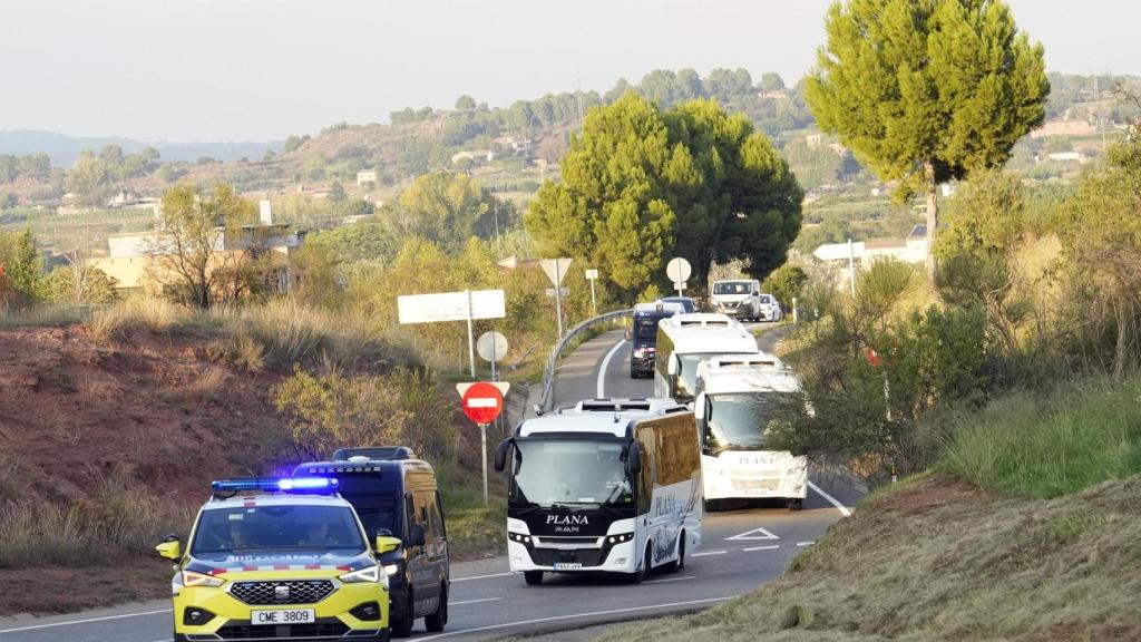 Los autobuses que trasladan a los integrantes del equipo de baloncesto Hapoel llegan escoltados por los Mossos d'Esquadra al pabellón Nou Congost de Manresa