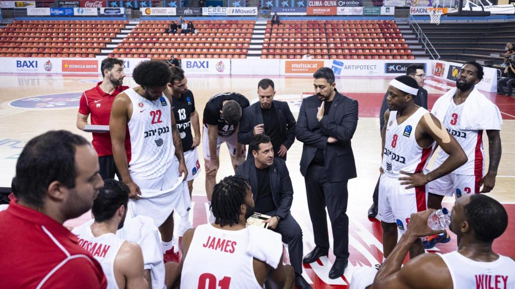El entrenador del Hapoel Yonatan Alon (c), durante el partido de la Copa de Europa de baloncesto