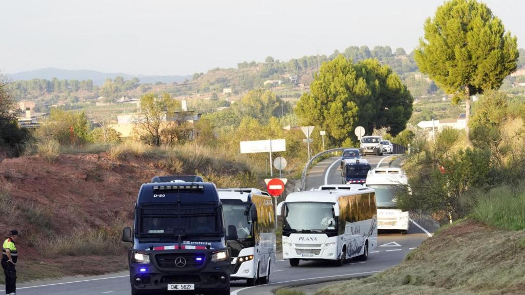 Los autobuses que trasladan a los integrantes del equipo de baloncesto Hapoel Jerusalem llegan escoltados por los Mossos d'Esquadra al pabellón Nou Congost de Manresa