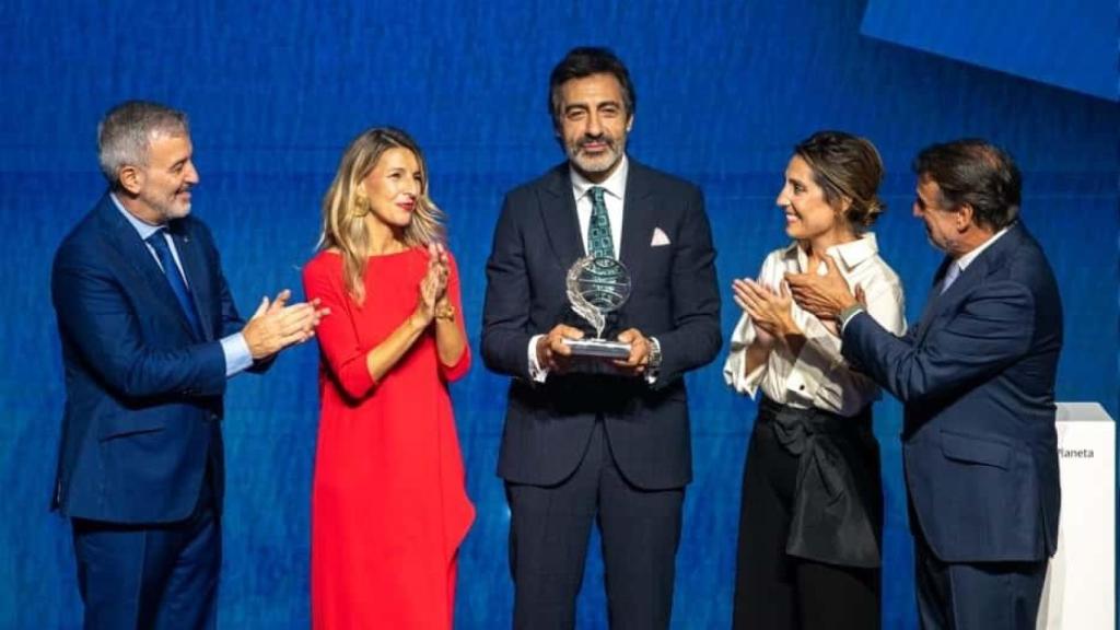 Juan del Val, ganador del premio Planeta de Novela 2025, junto al alcalde de Barcelona Jaume Collboni (i) y la vicepresidenta del Gobierno Yolanda Díaz