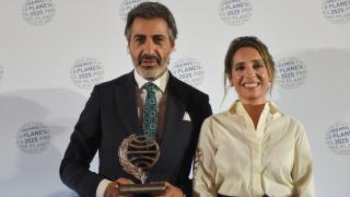 Juan del Val, ganador del Premio Planeta 2025, y la finalista, la escritora gallega Ángela Banzas