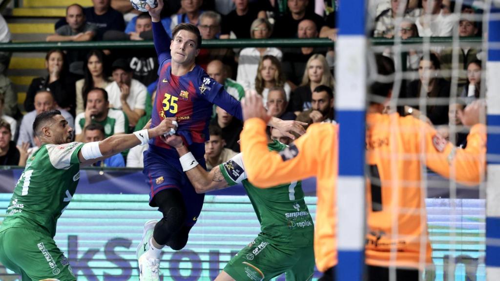 Domen Makuc intenta marcar en el Pelister-Barça de balonmano
