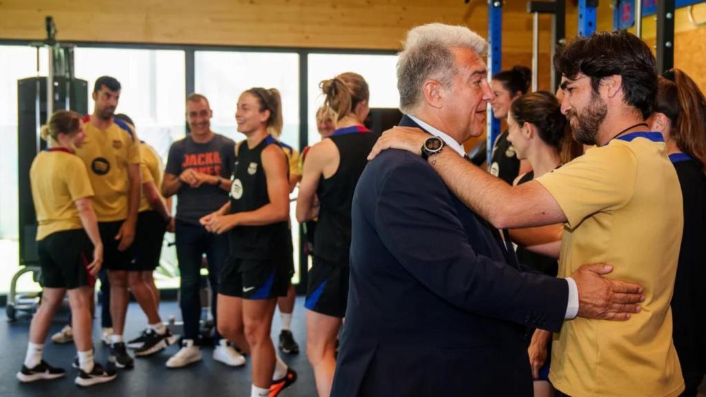 Joan Laporta apoya a Pere Romeu y las jugadoras del Barça Femenino antes de la final de la Champions League 2024-25