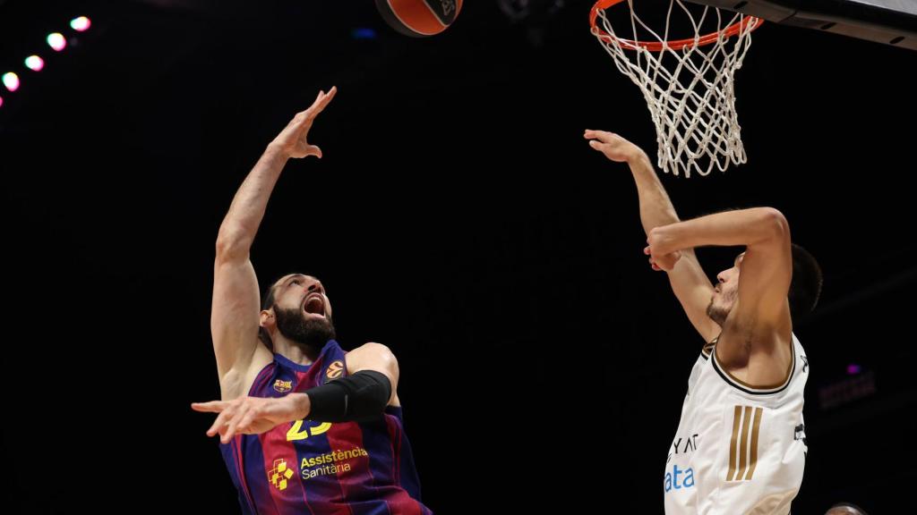 Tornike Shengelia llança sota cistella en el Dubai-Barça de bàsquet d'Eurolliga