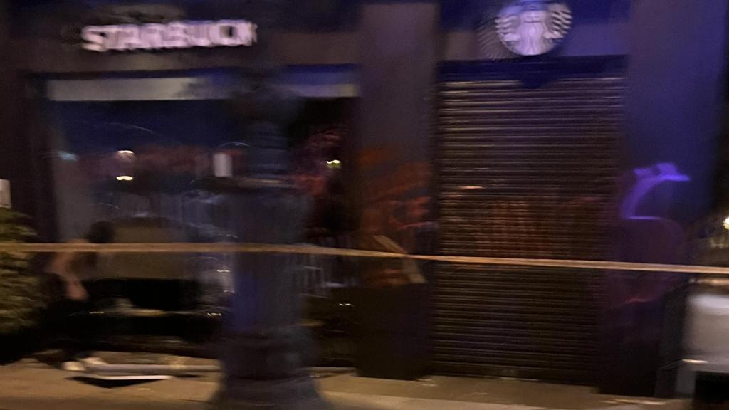 Un manifestante propalestino, colándose en el Starbucks de la Diagonal