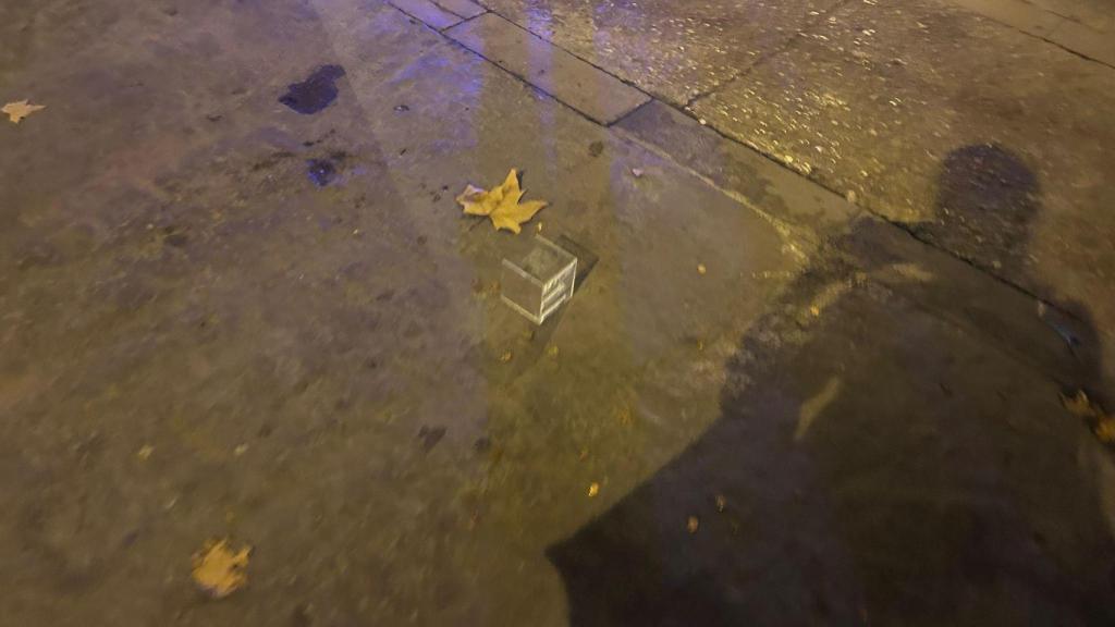 La caja de las propinas, en el suelo