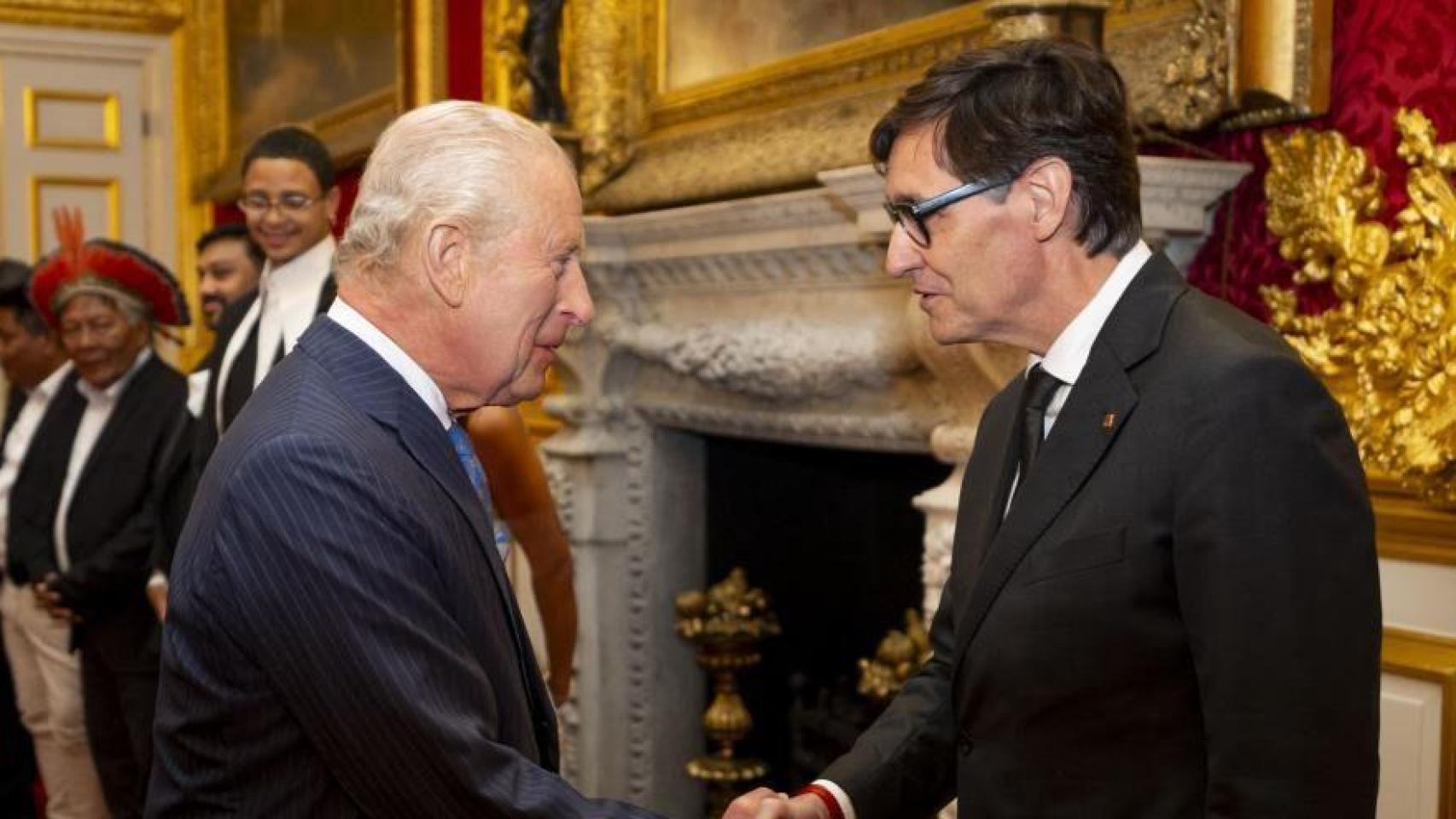 El 'president' de la Generalitat, Salvador Illa (derecha), saluda al rey Carlos III de Inglaterra en Londres el 15 de octubre