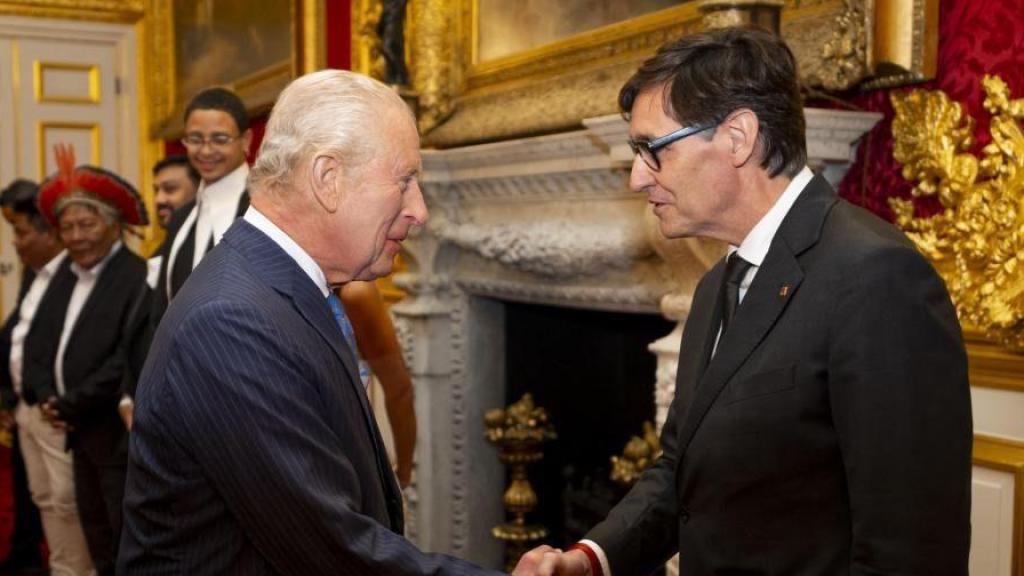 El 'president' de la Generalitat, Salvador Illa (derecha), saluda al rey Carlos III de Inglaterra en Londres el 15 de octubre