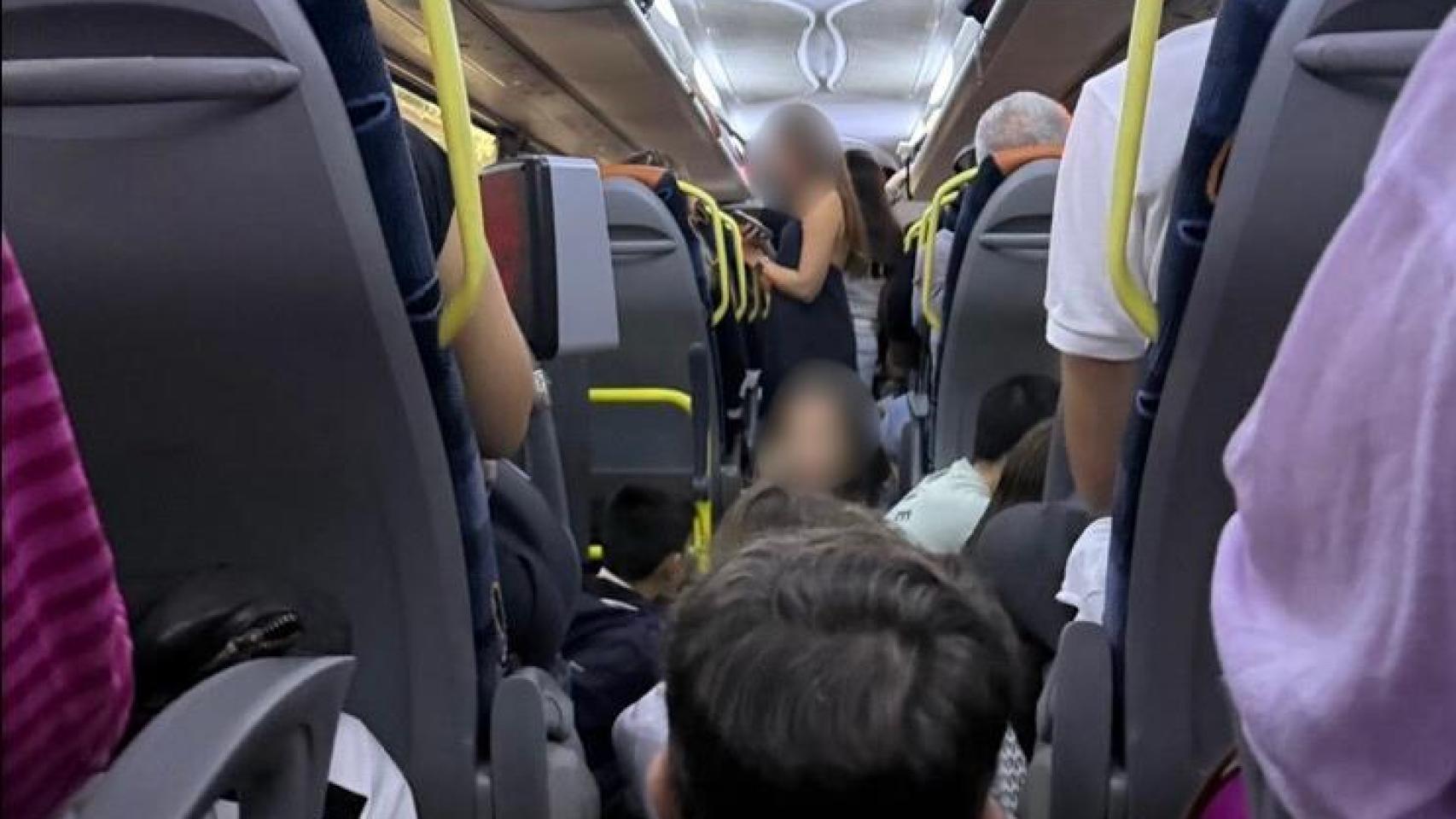 Interior de uno de los buses de la línea e15.1 a primera hora