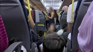Interior de uno de los buses de la línea e15.1 a primera hora