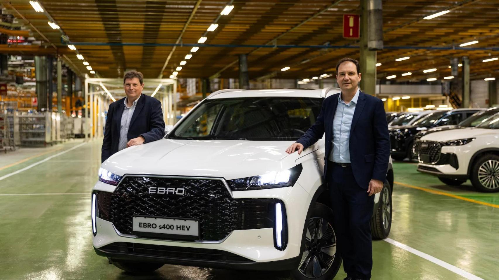 Pedro Calef, consejero delegado de Ebro EV Motors (i) y Rafael Ruiz (d), presidente de Ebro EV Motors, con el modelo S400, que se fabrica en la Zona Franca
