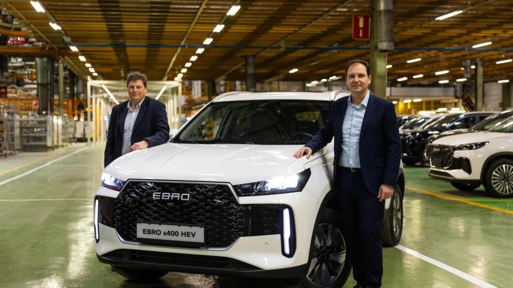 Pedro Calef, consejero delegado de Ebro EV Motors (i) y Rafael Ruiz (d), presidente de Ebro EV Motors, con el modelo S400, que se fabrica en la Zona Franca
