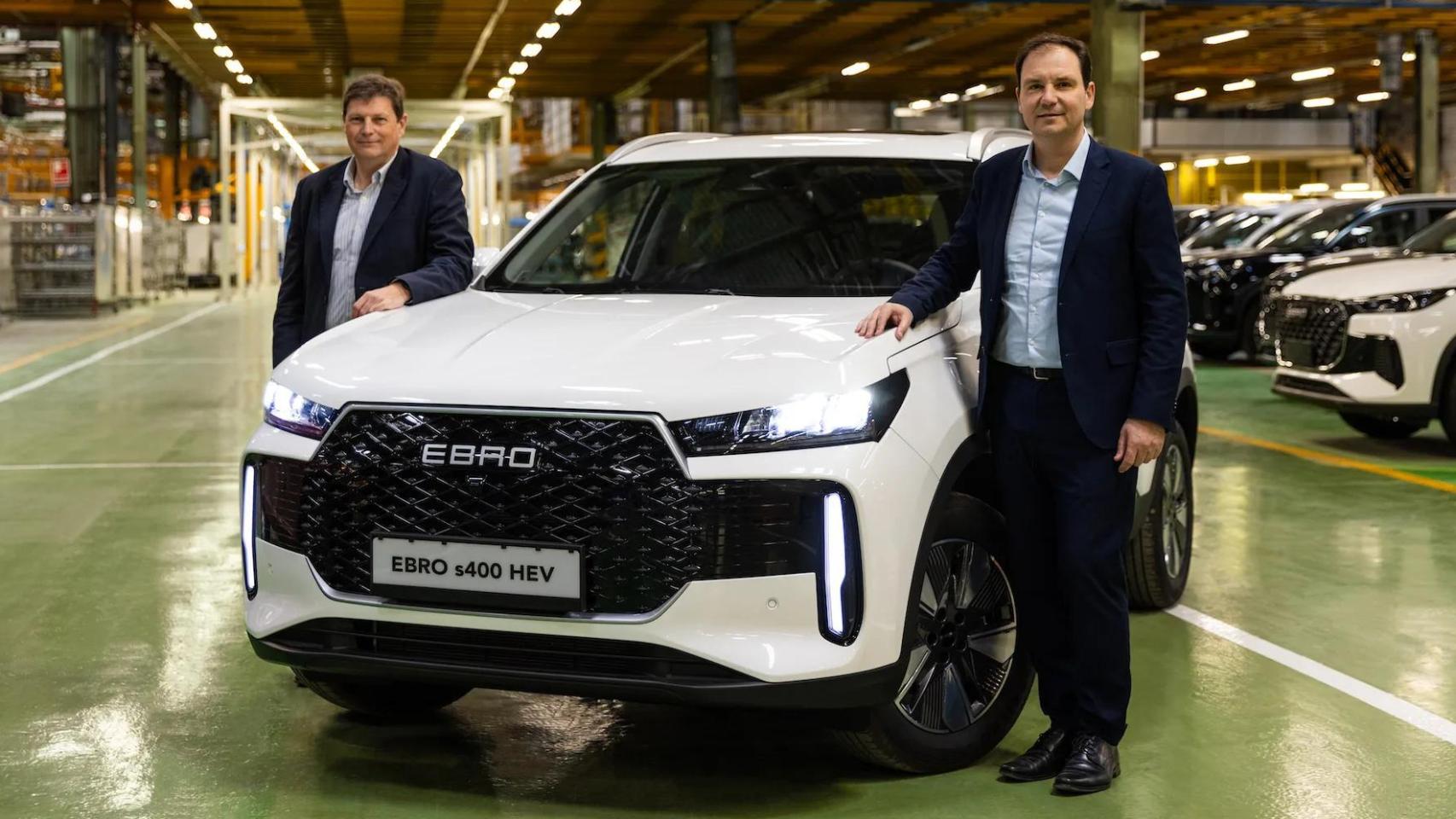 Pedro Calef, consejero delegado de Ebro EV Motors (i) y Rafael Ruiz (d), presidente de Ebro EV Motors, con el modelo S400, que se fabrica en la Zona Franca