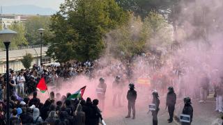 Los dos grupos se encaran en la UAB con el cordón policial de por medio