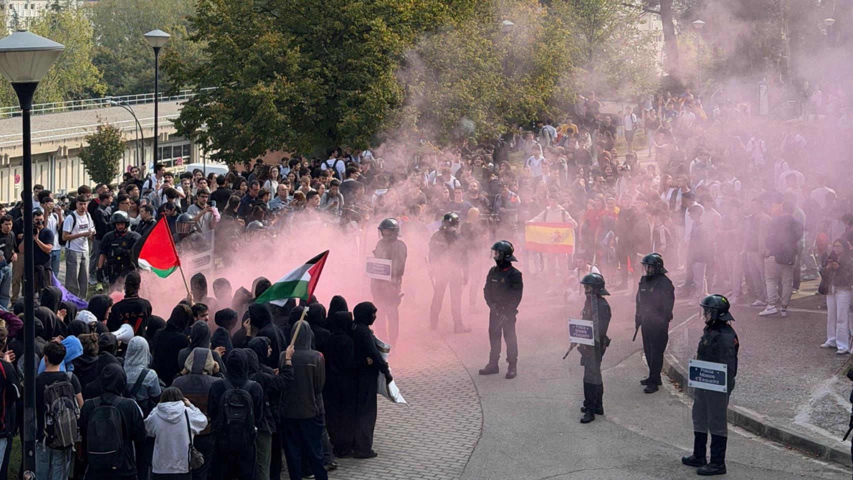 Los dos grupos se encaran en la UAB con el cordón policial de por medio