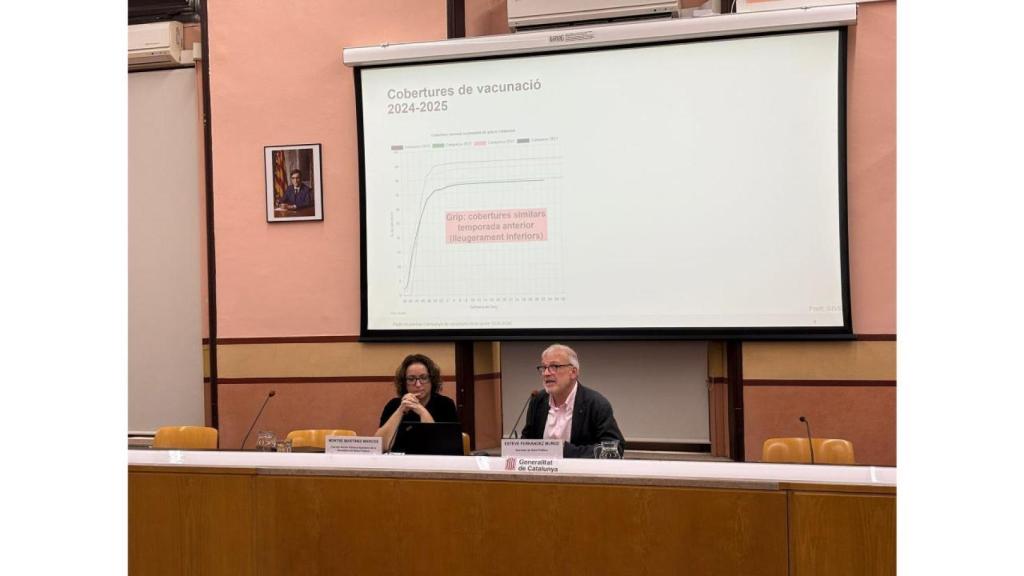 Montse Martínez, jefa del Servicio de Inmunizaciones de la Secretaría de Salud Pública, y el secretario de Salud Pública de Cataluña, Esteve Fernández, durante la presentación de la campaña de vacunación