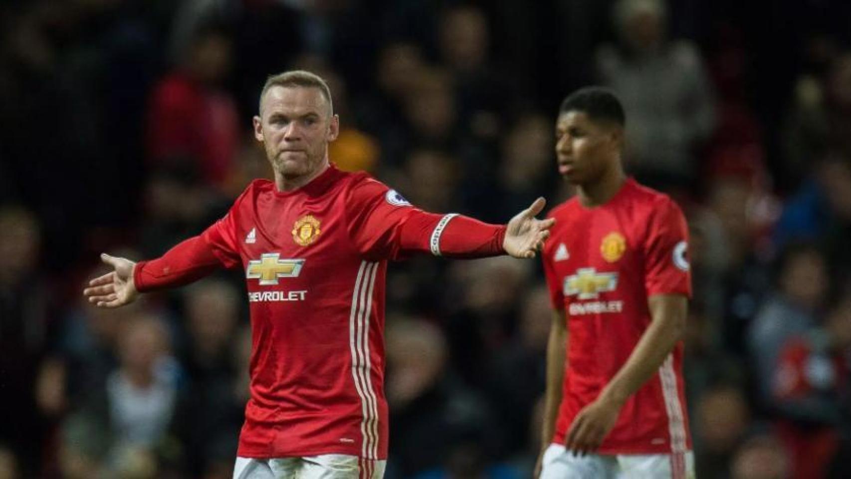 Wayne Rooney celebra un gol con el Manchester United y Marcus Rashford, en segundo plano