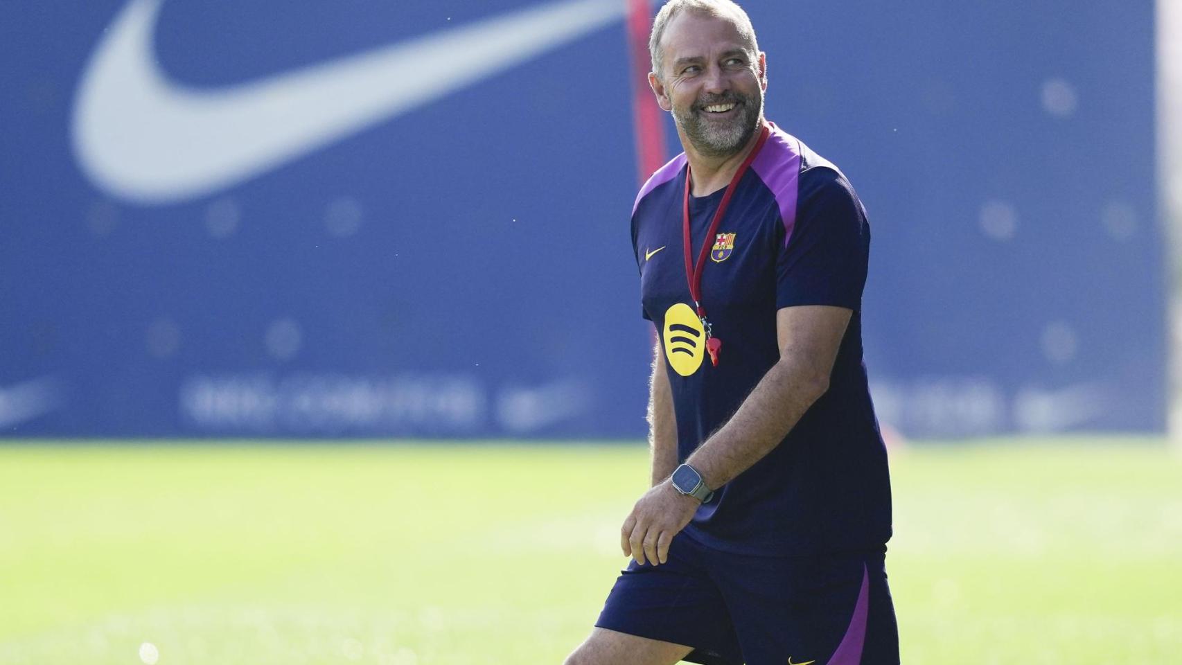 Hansi Flick sale sonriente a entrenar al Barça antes del derbi ante el Girona