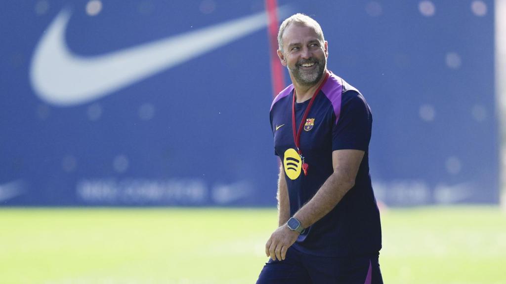 Hansi Flick sale sonriente a entrenar al Barça antes del derbi ante el Girona