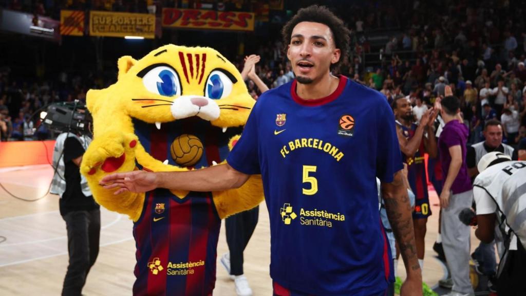 Miles Norris saluda a 'CAT' en un partido del Barça de basket en el Palau Blaugrana