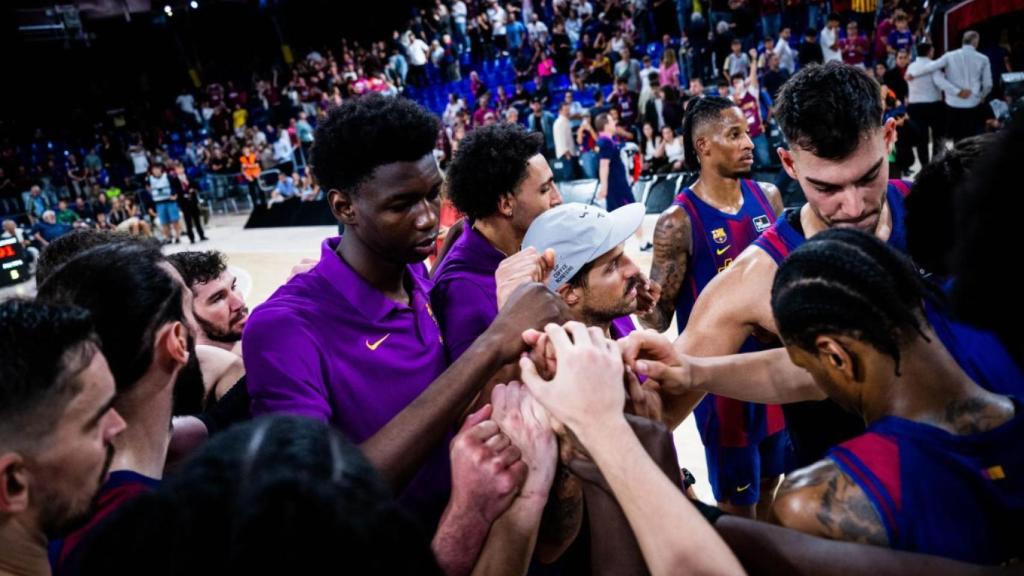 Los jugadores del Barça de basket hacen piña tras la derrota contra el Lleida