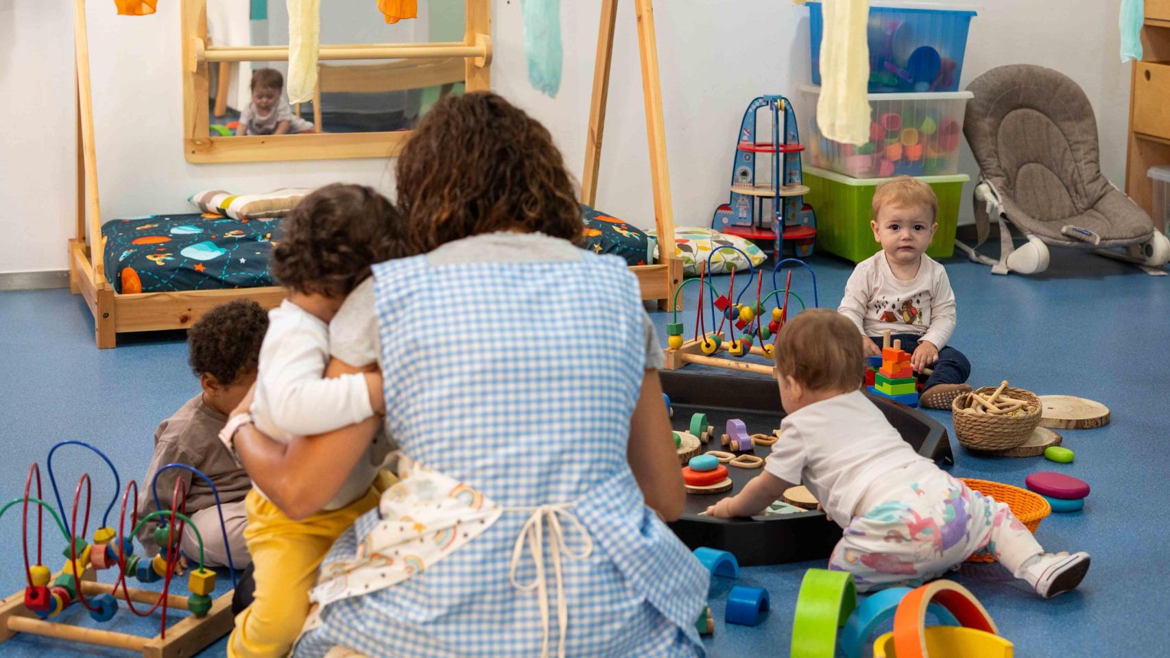 Vista de la escuela infantil Cavall Blau, en Terrassa, donde una técnico está con el grupo de I2