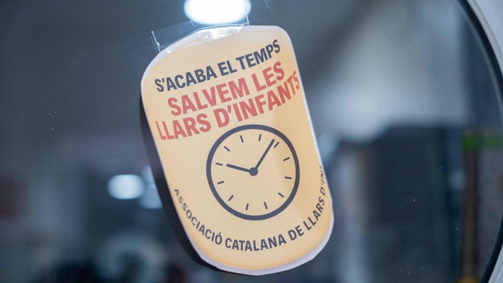 Una de las consignas de la protesta de las escuelas infantiles privadas, pegada en el llar d'infant Cavall Blau