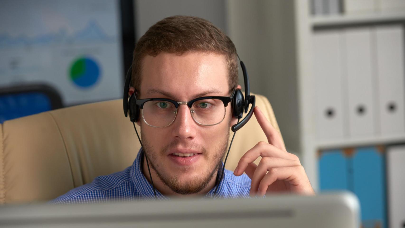 Un joven supervisor call center / Freepik