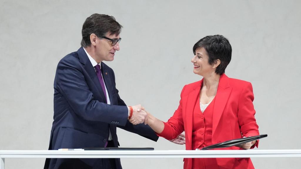 El presidente de la Generalitat, Salvador Illa, y la ministra de Vivienda y Agenda Urbana, Isabel Rodríguez, durante la firma un protocolo para la gestión del patrimonio de la Entidad Estatal de Vivienda procedente de la Sareb
